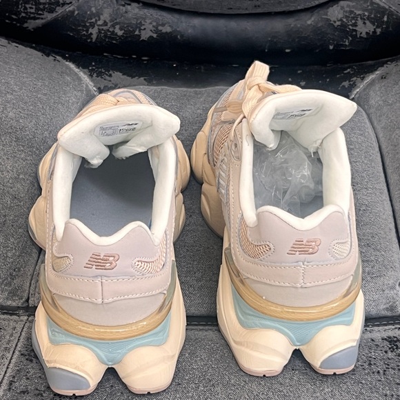 WOMEN’S New Balance 9060 Ivory Cream Pink Sand - Picture 4 of 10